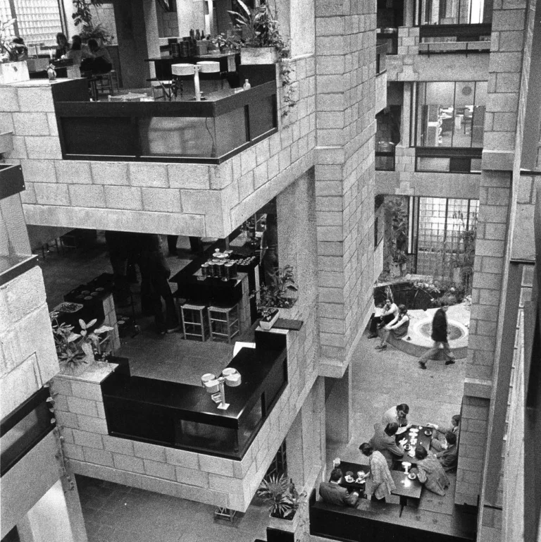 the-enduring-echo-of-open-plan-how-a-1950s-german-office-concept-continues-to-shape-the-modern-workplace