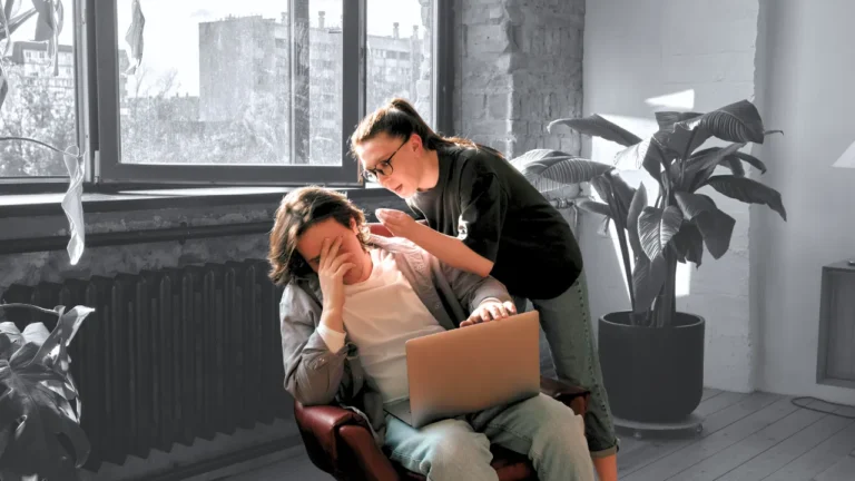 the-open-office-paradox-new-research-links-constant-proximity-to-increased-workplace-bullying