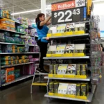a-human-touch-in-the-age-of-algorithms-retail-giants-redefine-in-store-experience-with-strategic-investments-in-associates