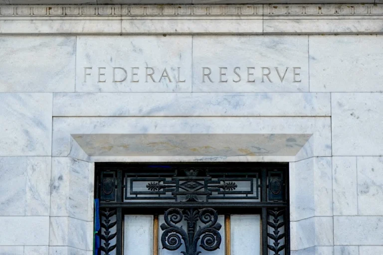 federal-reserve-survey-reveals-persistent-personal-financial-stability-amidst-inflationary-concerns-and-rising-job-insecurity