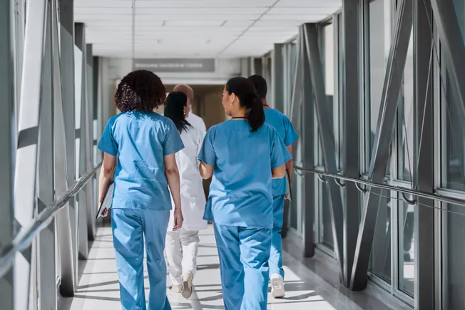 healthcare-sector-embraces-ai-rapidly-but-governance-and-deskilling-concerns-loom-large