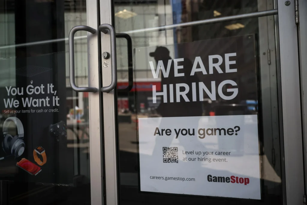 initial-jobless-claims-dip-slightly-but-labor-market-shows-signs-of-moderation-amidst-inflation-concerns