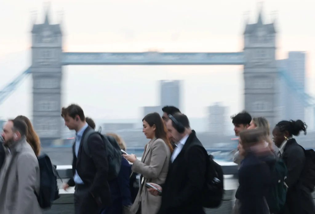 uk-wage-growth-exceeds-expectations-as-jobless-rate-falls-fueling-bank-of-england-rate-debate