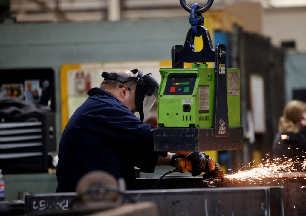 canadas-economy-shows-resilience-with-robust-job-growth-and-declining-unemployment-rate-in-june