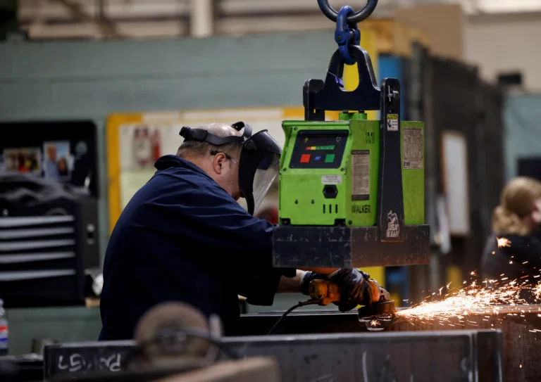 canadas-economy-shows-resilience-with-robust-job-growth-and-declining-unemployment-rate-in-june