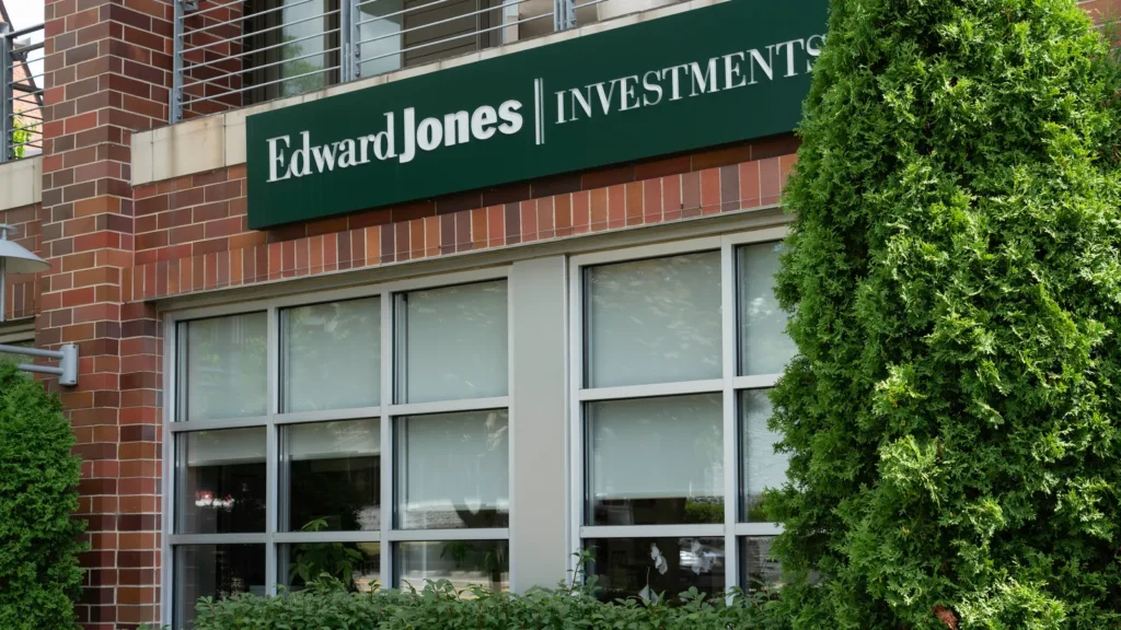 edward-jones-navigates-complex-discrimination-claims-as-reverse-discrimination-lawsuit-challenges-diversity-program