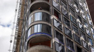 hr-dive-weekly-roundup-u-s-leads-global-tech-layoffs-amidst-microsoft-restructuring-and-eroding-workplace-trust