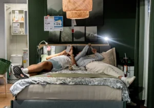 the-unthinkable-compromise-young-chinese-workers-share-beds-amidst-economic-uncertainty