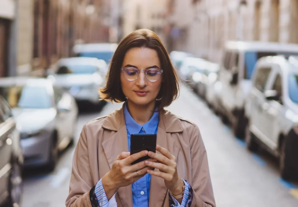 bridging-the-gap-strategies-to-effectively-engage-the-worlds-deskless-workforce