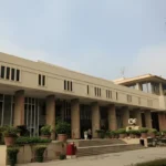 delhi-high-court-rules-on-site-lunch-break-accidents-qualify-as-employment-related-injuries-mandates-rs-7-86-lakh-compensation-to-construction-worker