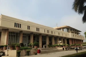 delhi-high-court-rules-on-site-lunch-break-accidents-qualify-as-employment-related-injuries-mandates-rs-7-86-lakh-compensation-to-construction-worker