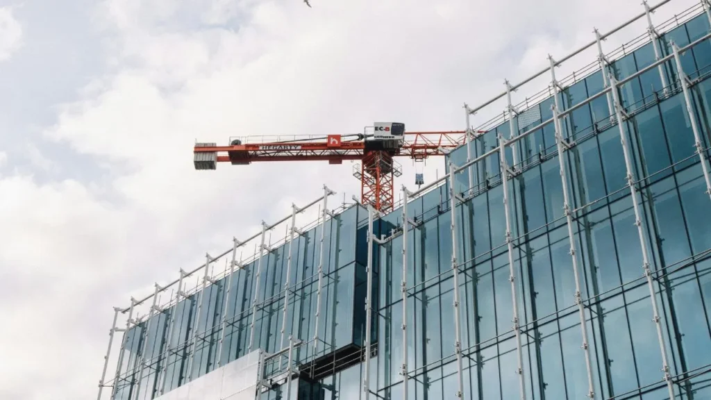 europes-office-market-experiences-widening-divide-between-availability-and-desirability-fueling-prime-rent-growth-amidst-limited-new-development