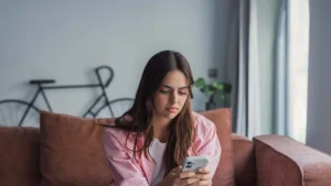 solo-working-not-screentime-drives-escalating-loneliness-among-young-adults-think-tank-warns
