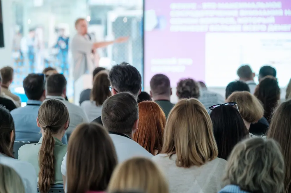 the-evolution-of-leadership-conferences-navigating-professional-development-in-the-age-of-ai-and-hybrid-work