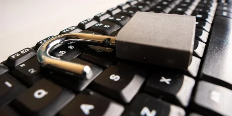 Close up to An open padlock on a computer keyboard