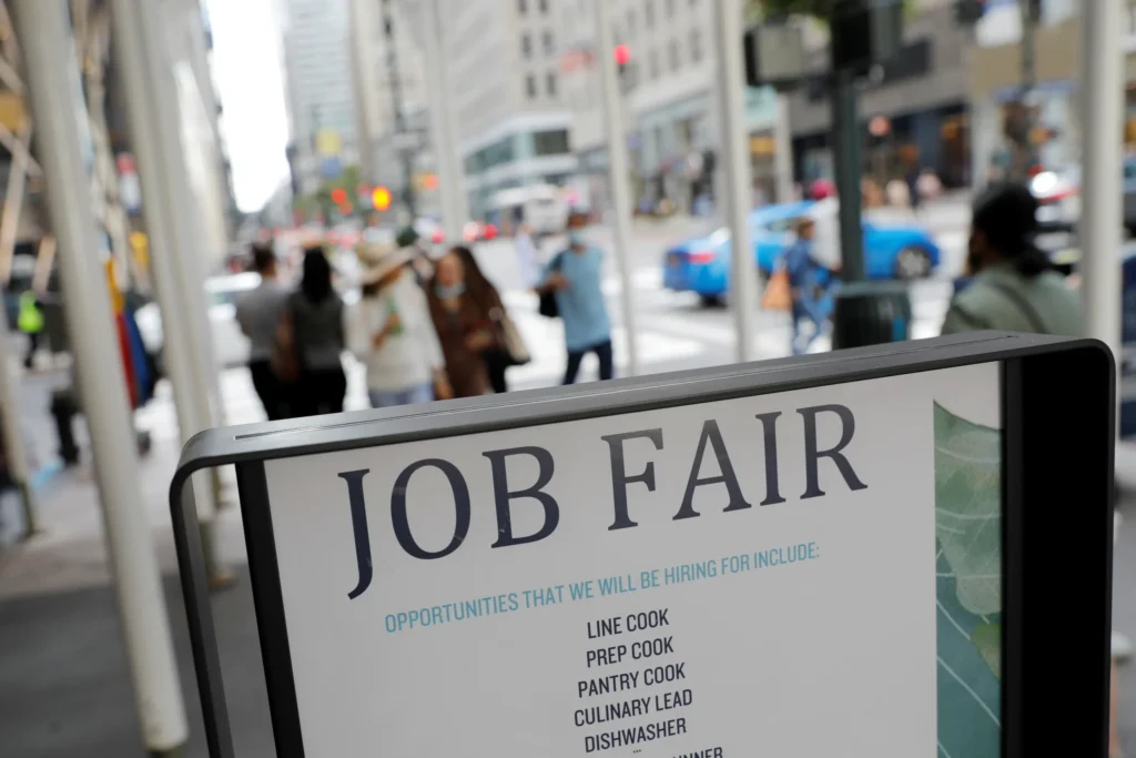 us-unemployment-claims-unexpectedly-dip-signaling-labor-market-resilience-amid-inflationary-pressures